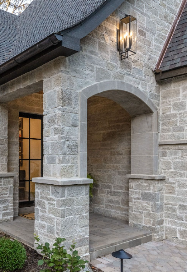 Pintu masuk dengan aksen batu alam dan penerangan indah